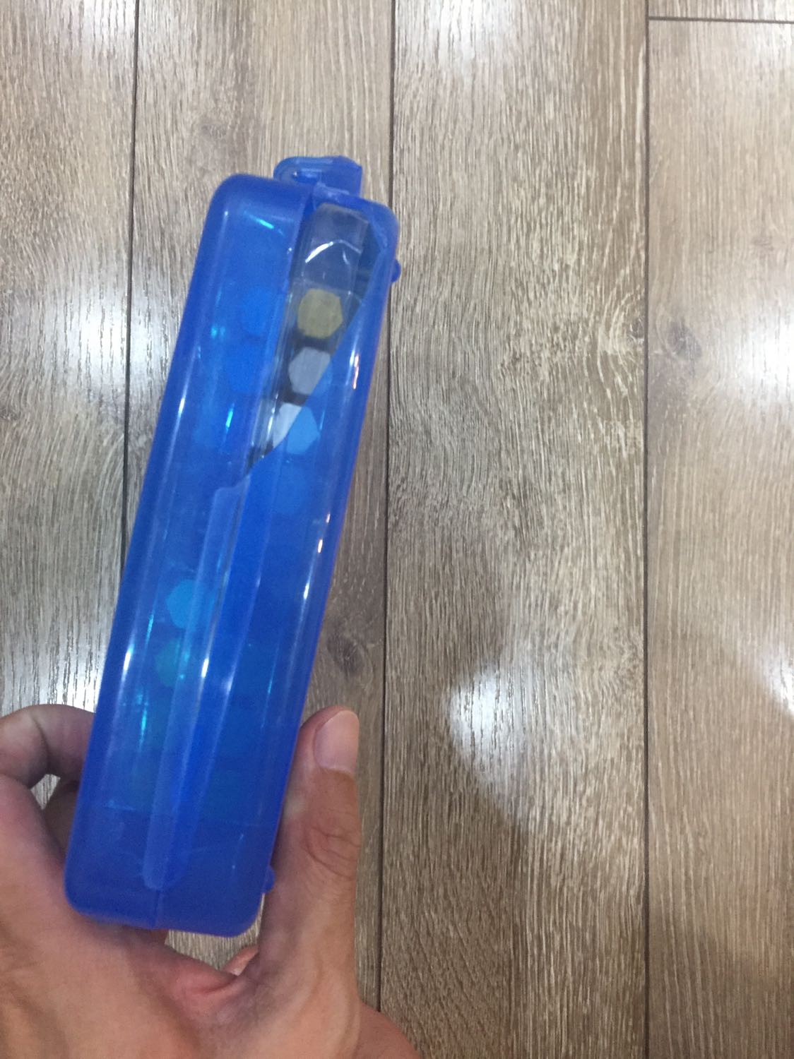 Sản phẩm vỏ bị vỡ. Dấu hiệu bị vỡ từ lâu k phải vừa bị vỡ.