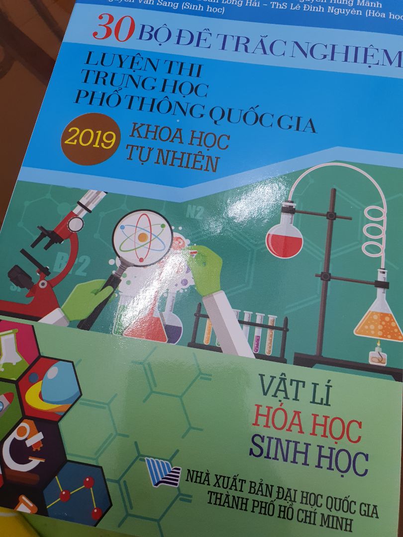 Sách đẹp, dày dặn. Tiki giao hàng nhanh, giá lại rẻ nữa. mua để dành cho các em đọc.