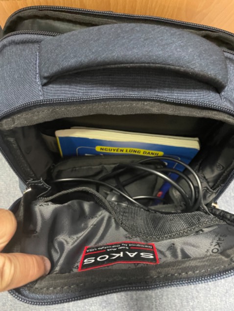 Balo đẹp, màu sắc và đường chỉ đều rất sắc sảo. Mình đã dùng vài cái balo thương hiệu Sakos thì thấy rất bền, khoá kéo bằng kim loại nên sẽ bền hơn loại nhựa (mấy cái balo trước của mình khoá bằng nhựa của Sakos dùng 1 thời gian sẽ tự mục gãy). Balo hơi nhỏ, ngăn sau chỉ đựng vừa khít laptop 14 inches nên nếu bạn nào có laptop lớn hơn thì nên chọn loại khác nhé! Ngăn chính phía trước thì đựng vài quyển sách và ít vật dụng sẽ đầy nên nếu có ý định mang nhiều đồ hơn thì nên cân nhắc chọn balo kích thước lớn hơn. (tham khảo hình đính kèm)