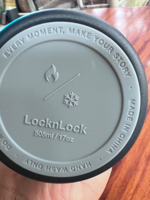 Quảng cáo và giao không đúng hàng.