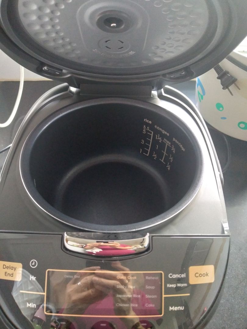 Mẫu mã đẹp, phụ tùng đi kèm đầy đủ, đóng gói cẩn thận, giao hàng nhanh, chỉ tiếc 1 xíu là lòng nồi k được dày lắm. Mới nấu 1 lần, cơm ngon.