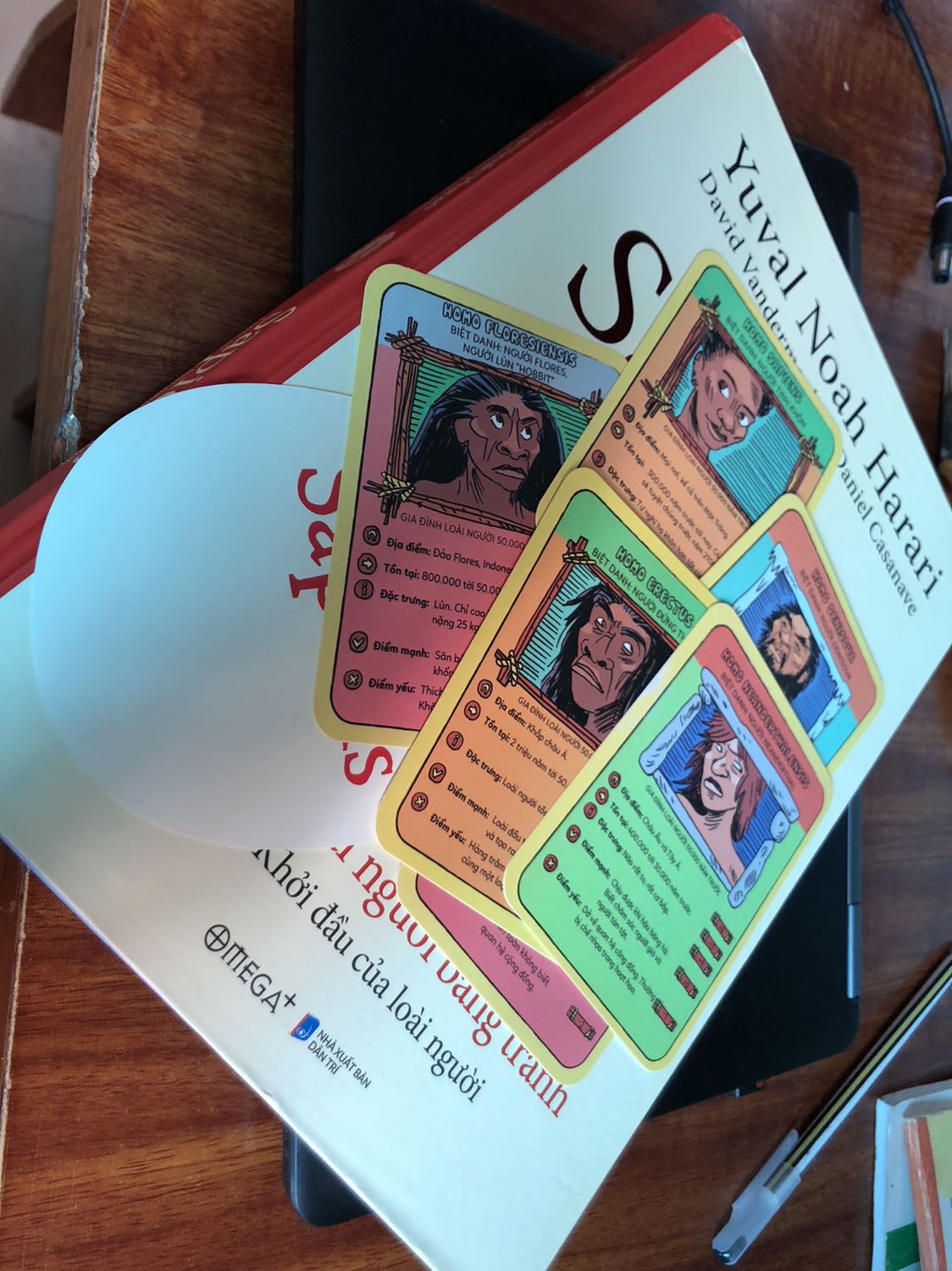 Sản phẩm đẹp, mua được lúc sale lớn nên khá vui, chỉ tiếc duy nhất khâu vận chuyển của Tiki làm mình rất ngại đặt những cuốn bìa cứng đẹp như thế này! Vận chuyển xa móp, méo góc hết cả!