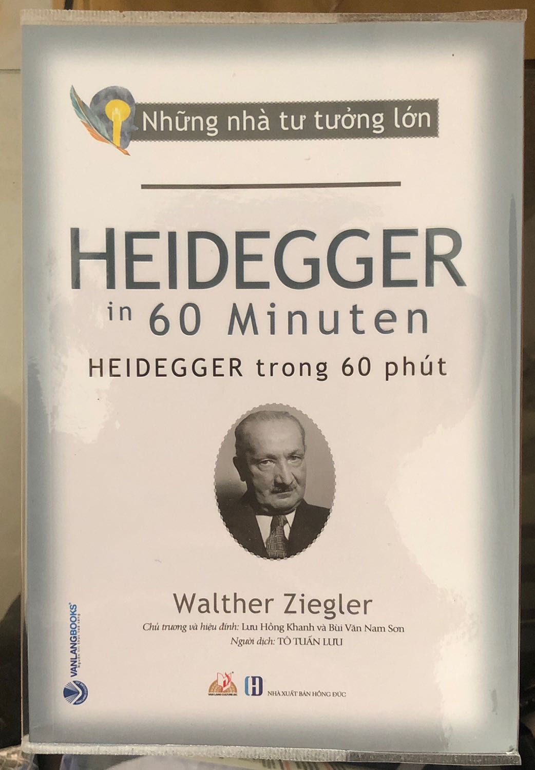 Sách đẹp, giấy in mịn màng, hình ảnh sắc nét. 
HEIDEGGER diễn tả cuộc sống của nhân thế như một thử thách. Cuộc đời không tự bình lặng trôi qua, mà nó cần những sự quyết định liên tục. Trong quá trình ấy, ta có thể bị lạc hướng ý nghĩa đời sống và để Dasein (hiện thể người - con người) của mình rơi vào sự không đích thực. Làm sao ta có thể nhận ra được cách sống nào thích hợp với mình? Làm sao ta có thể tìm ra được những gì xác định đời mình? Câu trả lời của HEIDEGGER thật hết sức hấp dẫn.
