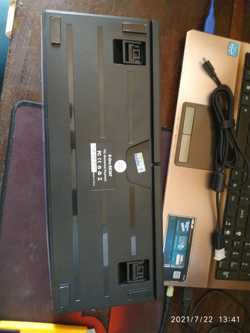 Bàn phím cầm chắc chắn chứ ko ọp ẹp. Dàn đèn Led nhảy nhót khá vui nhộn, phím nảy và khá nhậy. Mình thích nhất là có cái miếng nhựa để đậy bàn phím lại sau khi làm việc, cảm giác nó có trách nhiệm bao nhiêu. Giá cả phù hợp với các bạn sinh viên, kinh phí có hạn.