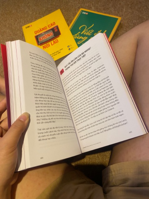 Ai sợ viết content sale thì đây chính là cuốn sách giúp bạn hết sợ

Mình đã đọc và thử nghiệm công thức trong sách suốt một tuần vừa qua. Hiệu quả về chuyển đổi thì chưa thấy rõ (vì còn phụ thuộc vào các yếu tố như giá thành sp của mình cao, rồi quảng cáo,v...v) nhưng thay đổi về tương tác trên page thì cực kì rõ nét. Chương 3 là chương mình thích nhất, rất rất hay mọi ng ơi

Cuốn Sáng tạo nội dung bán bất cứ thứ gì cho bất kỳ ai phù hợp cho ai làm copywriter, content writer bởi mình sẽ được bổ sung kiến thức nền về tâm lý KH rồi mới được trang bị các công cụ viết quảng cáo. Cứ đọc bình tĩnh rồi bạn sẽ tạo nên những content bán hàng chất lượng nhé