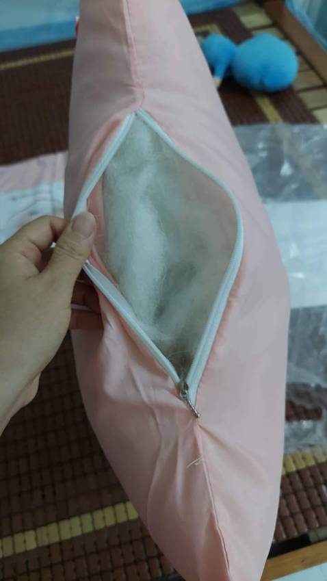 Gối rẻ mà đẹp, chất lượng lắm nè. Mua không để ý, nhận hàng mới thấy gối to quá.kk. 50×70 nha mn. Gối êm mềm lắm. Chắc sẽ mua thêm tặng người nhà.