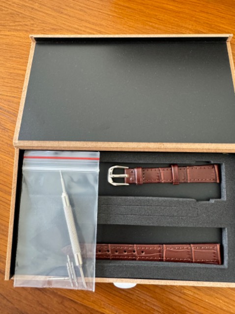 Sp như mô tả. Từ bao bì hộp đến dây điều đẹp. Dễ thay cho ng thay lần đầu như mình. Có dịp sẽ ủng hộ shop tiếp