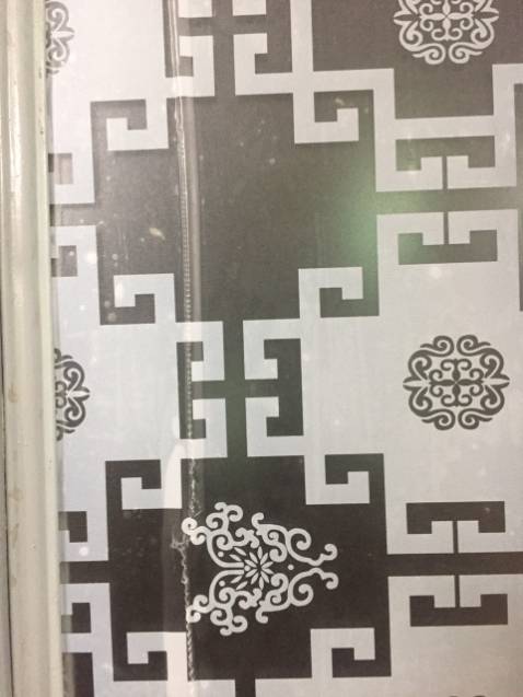 giấy che nắng được, keo dán dính nhưng giấy có nhiều nếp bị nhăn quá dán lên xấu.