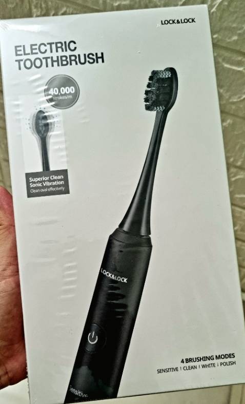 Bàn chải thiết kê kiểu dáng đẹp, màu đen nhám nhìn cao cấp. Thân cầm vừa tay, cảm giác chắc chắn.
Có kèm theo 3 đầu bàn chải trong hộp.
4 chế độ chải răng rất tiện; có chức năng nhắc chuyển vùng đánh răng rất hay.
Giao hàng nhanh.
Điểm trừ lớn là dịch vụ tư vấn của Tiki Trading, tôi nhắn tin hỏi về bảo hành và chờ 2 ngày rồi vẫn không phản hồi.