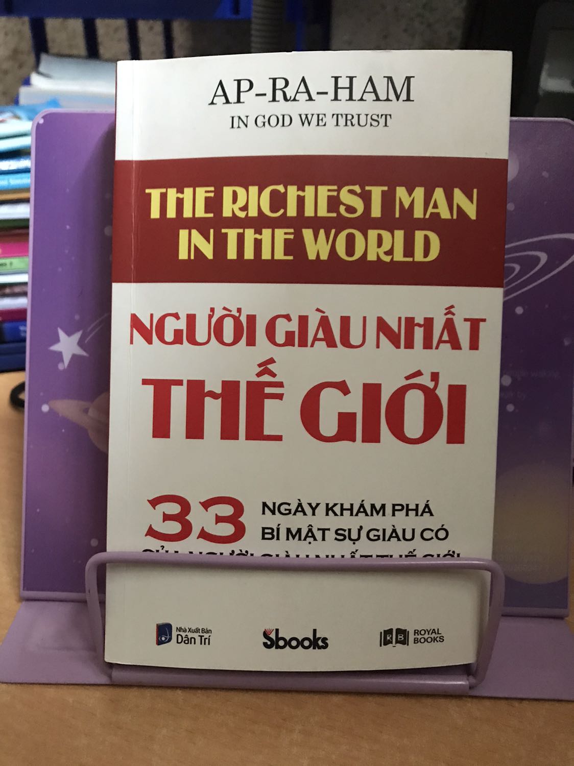 ☀️A GREAT BOOK.?

Tư Duy về sự GIÀU CÓ ?? của bạn sẽ được thấm nhuần & khai mở rất nhiều khi đọc cuốn sách này.

Các câu trích hay: 
☀️”Tôi là một thỏi nam châm hút tiền. Tôi yêu tiền và tiền cũng yêu tôi...”

☀️”Sự Du Dả là tình trạng tự nhiên của bạn. Bạn đã dư đật từ khi mới lọt lòng và sự dư dật đó vẫn còn tiếp tục.”

☀️”CHO ĐI tằn tiện, bạn sẽ nhận tằn tiện. CHO ĐI phong phú, bạn sẽ nhận PHONG PHÚ.”

❤️Cảm ơn tác giả,nxb...&Tiki.