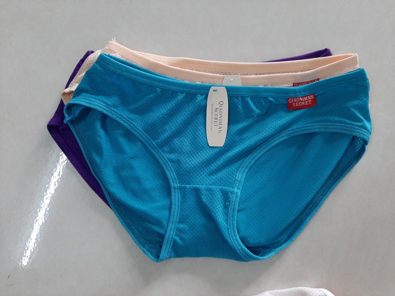 Mua 5 cái 5 màu khác nhau, màu nào cũng dễ mặc. Quần Thông hơi có lỗ lỗ mặc mát lắm, chất vải mịn, mà tính giá ra khá rẻ. So với tầm giá đó mà mua được quần này là quá ok