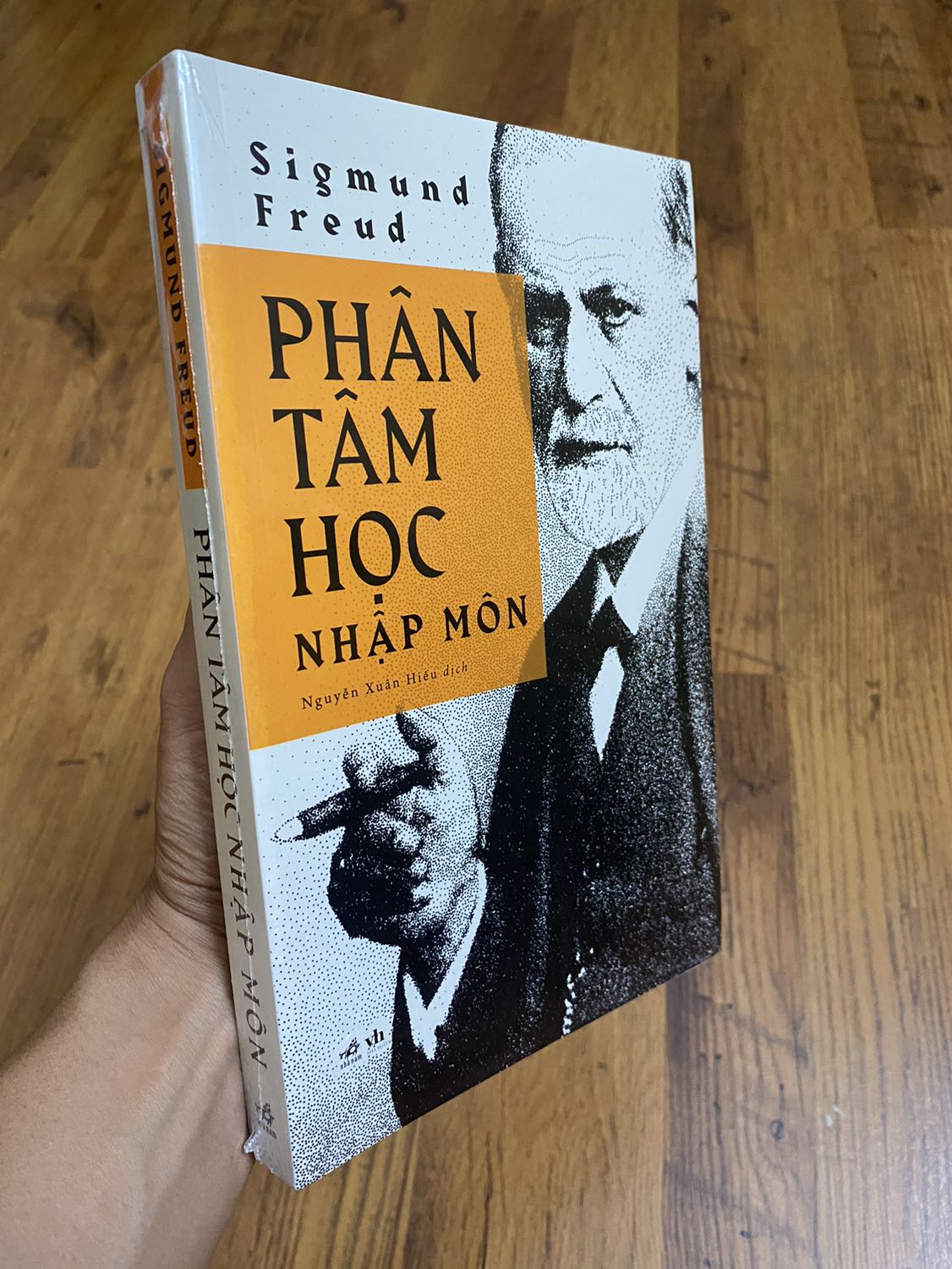 Sách mới tinh, nguyên seal, đến tay ko chút cấn móp gì. Giá sale rất tốt. Tks Tiki.