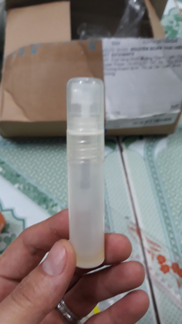 được tặng chai nước hoa. nó vừa dơ vừa chỉ còn một chút xíu dưới đáy. không biết là lỗi do người đóng gói hay do khâu vận chuyển nữa. buồn được tặng chai nước hoa. nó vừa dơ vừa chỉ còn một chút xíu dưới đáy. không biết là lỗi do người đóng gói hay do khâu vận chuyển nữa. buồn
