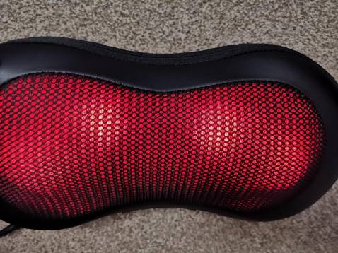 Mình nhận được hàng rồi nhé! Đầy đủ các phụ kiện, còn có cả thư cảm ơn nữa (thích quá!!!) Mấy cái đầu cắm sạc thì vô điện, nút ấn cũng không có gì hết. Gối nằm vừa êm vừa nhẹ, con quay khoẻ vẫn xoay bình thường mặc dù mình ngồi dè hẳn lên nó. Đèn hồng ngoại tốt, không quá nóng nói chung là dùn rất thích. Dịch vụ vận chuyển thì bên tiki không cần phải bàn, giao hàng nhanh, hộp còn nguyên không bị bẩn hay nhàu như bên khác. Mình cảm ơn shop nhé!