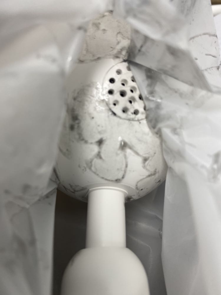 Mở hàng ra thì thấy chảy đầy keo trên camera. Chưa thể sử dụng. Không biết liên hệ đổi hàng như thế nào