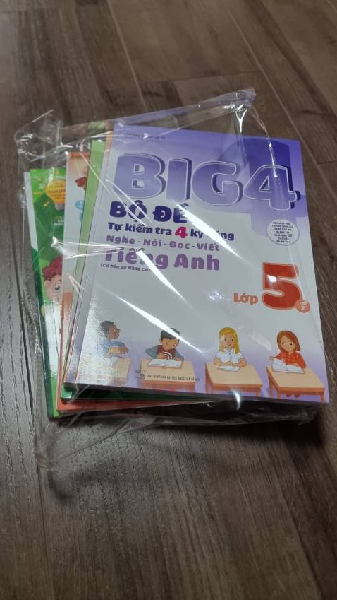 sách Big 4 có vẻ giấy in hơi mỏng, bìa sách không được cứng cáp bằng Aha Gramma. Nhưng nói chung hay nên mua