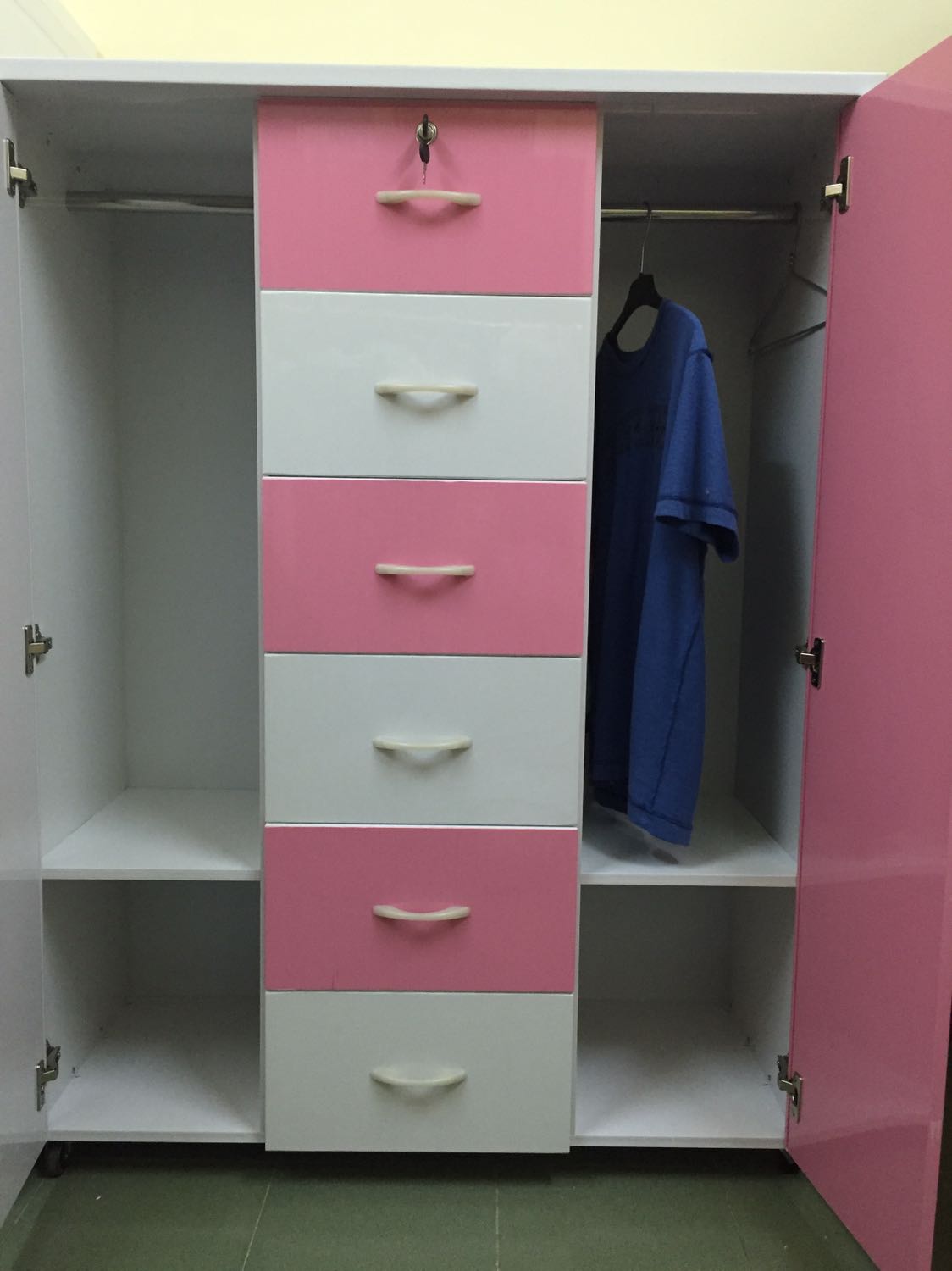 Shop giao hàng nhanh. Tủ có chiều cao vừa phải. Có bánh xe nhỏ tiện di chuyển nếu cần. Tủ mới nên có mùi nhựa và mùi keo dán khá nồng. Phải dùng giẻ ướt lau trong ngoài và mở cửa tủ, mở hộc. Hy vọng mấy hôm nữa hết mùi.