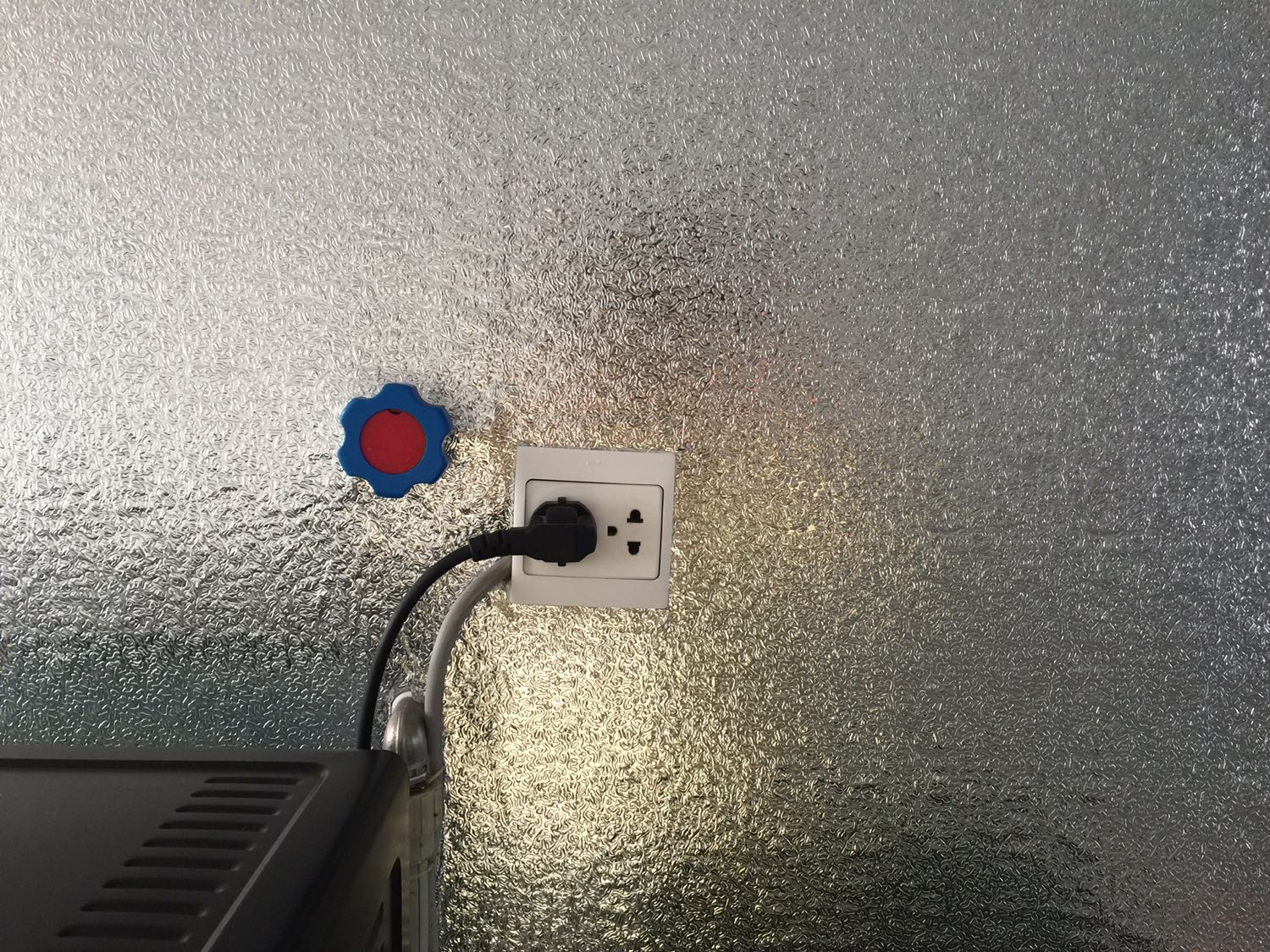 Dễ dán, dễ điều chỉnh khi dán, đặc biệt có thể dán vá những chỗ lỡ tay làm sứt hay bị hở mép ở những chỗ “địa hình khó khăn” mà không lộ vết dán đè. Đẹp, rẻ, giao hàng nhanh. Rất hài lòng khi mua hàng với Tiki ?