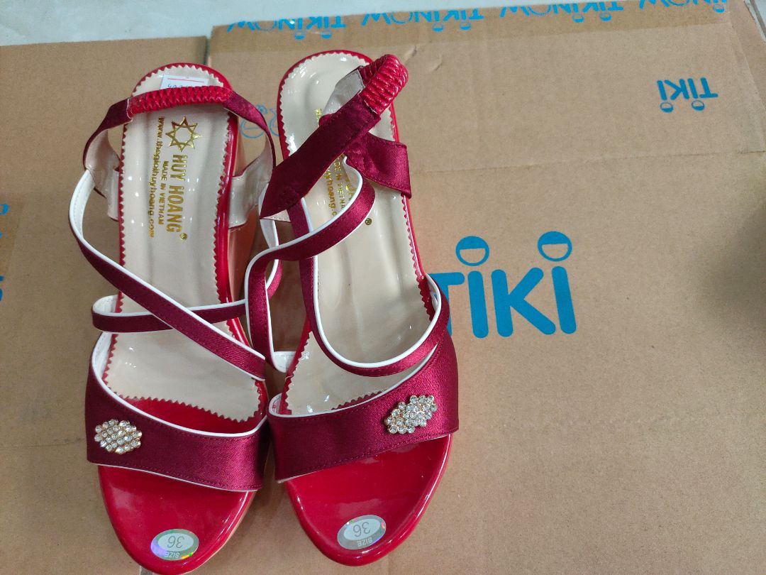 Dép đẹp, nhìn vậy mà nhẹ lắm... Giao hàng nhanh chóng