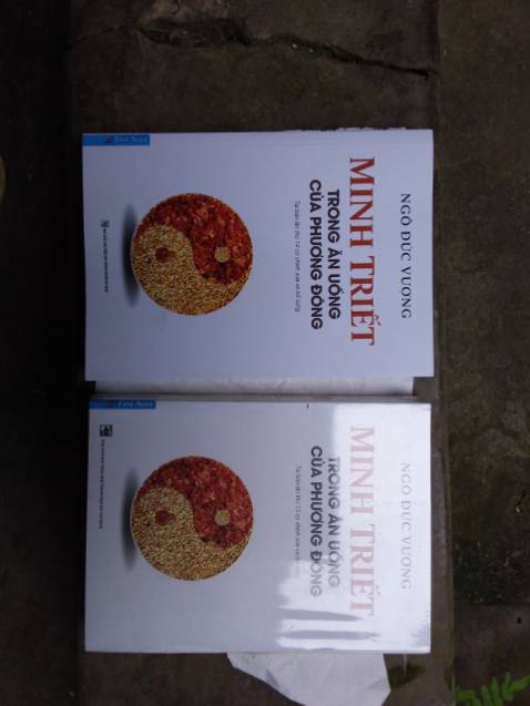 Hai lần mua là hai lần khác nhau về hình thức của sách. Lần này nhận được cuốn sách giấy đen hơn, gáy bị nhăn. Được khuyến mãi thêm mấy cái bookmark mà nhận được cuốn sách chất lượng kém như thế này đúng là nhận trái đắng. Thất vọng về cách làm ăn của Tiki.