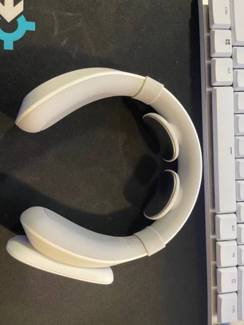 Shop giao hàng siêu nhanh!!! Máy dùng khá thích!!! Mình bị đau cổ gáy, dùng chế độ mạnh nhất máy vẫn chạy êm ái. Màu trắng thanh lịch, dáng nhỏ gọn. Nói chung là ổn nha!!!