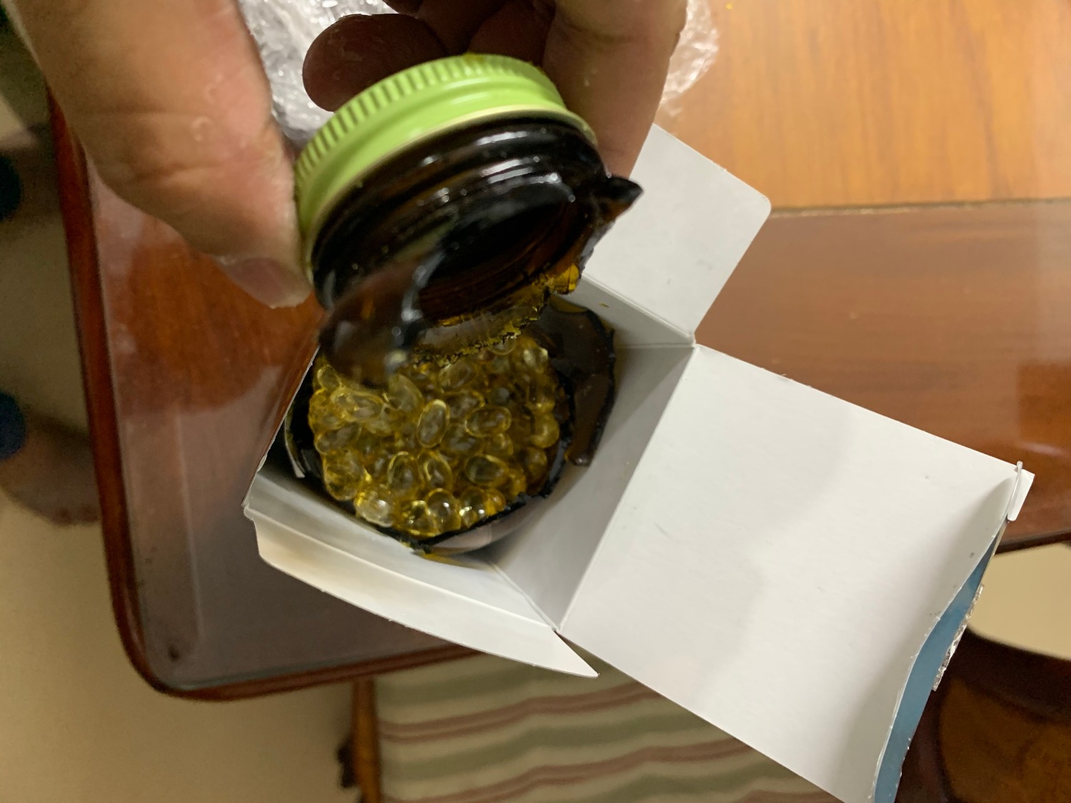 Dear Tikicare team & Shop bán hàng,
Anh rất bức xúc chuyện Tiki & Shop bán hàng xem thường khách hàng đến như vậy. 
Tikicare team & Shop bán hàng biết đây là sản phẩm TPCN - Quy cách đóng gói : lọ thủy tinh mà đóng gói và gửi cho khách hàng cẩu thả - làm bể thủy tinh trộn lẫn với viên uống.
Trường hợp nếu người tiêu dùng là anh sử dụng sản phẩm (viên uống) trộn lẫn với thủy tinh vỡ vụn thì như thế nào? Có phải ảnh hưởng trực tiếp đến TÍN MẠNG NGƯỜI TIÊU DÙNG - là khách hàng của TIKI & Shop bán hàng không?
Tikicare team & Shop xem file ảnh đính kèm và thu hồi sản phẩm sớm nhất có thể, đồng thời phải có giải pháp đổi trả sản phẩm cho khách hàng ngay lập tức.
Trân trọng,
Nguyễn Lê Phương
Đơn hàng: 729279475
Điện thoại: ***
Email: ***