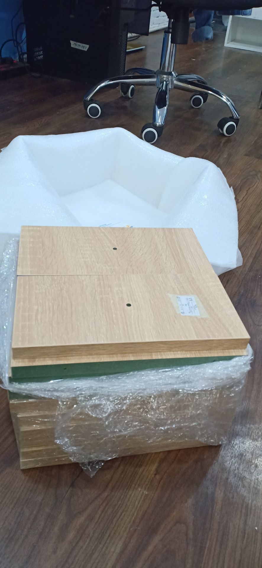 Ck mình thì than mệt vì phải khoan tường, còn mình thì thấy rất ưng. Góc phòng đẹp hơn hẳn.
Nói chung là mua nhiều kệ để đồ của bên Sib rồi, lần nào cũng ưng ý. Ck mình thì than mệt vì phải khoan tường, còn mình thì thấy rất ưng. Góc phòng đẹp hơn hẳn.
Nói chung là mua nhiều kệ để đồ của bên Sib rồi, lần nào cũng ưng ý.