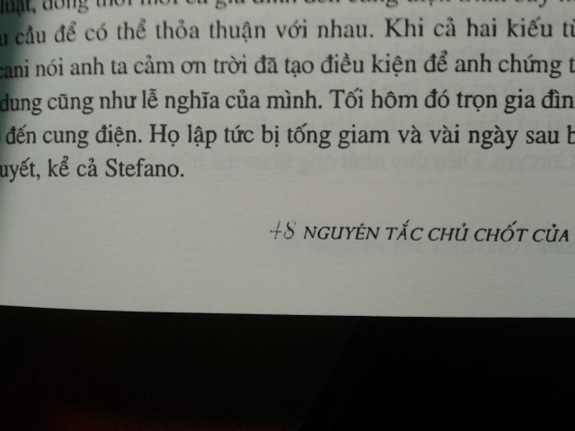 Mình đã đọc bản free nhưng mình vẫn quyết định mua. Để ủng hộ tác giả và người dịch vũng như nxb. Và thậm chí mua cả chiến lược của chiến tranh, cùng tác giả và nxb. Nhưng chất lượng thì 1 trời 1 vực. Mọi người xem ảnh chụp so sánh.
Thứ nhất về gáy sách: đây là phần đầu tiên mình đánh giá có nên mua một cuốn sách hay không và cũng rất dễ nhận biết. Gáy sách nếu ở dạng khâu rồi dính thì sách không bao giờ bung gáy, có thể đặt thẳng trên bàn mà sách không tự gấp lại (ảnh1). Nếu sách chỉ cắt trang rồi dán thì sau một thời gian sẽ bung gáy và rất khó để giở trang (ảnh2) và thường là sách lậu
Thứ 2 chất lượng bản in thì tệ hại, đây không phải là sách in mà là sách photo. Mực không đều màu, giấy thì lem nhem  (ảnh 3,4 so với ảnh 5).
Mình kết luận là lậu bởi cùng 1 nxb thì không thể 2 quyển sách mà chất lượng khác nhau như vậy được. Mặc dù biết shop này bán đắt nhất trên tiki (134k) bởi mình nghĩ tiền nào của nấy, nhưng *** đảo thế này thì tiki nên xem xét lại shop này để giữ uy tín với khách hàng.