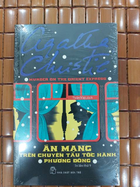 Mua được trong đợt sale giảm 40% quá hài lòng luôn. Sách giao siêu nhanh (Đặt lúc 1h30 sáng mà 11h30 trưa sách đã về rôi). Sách bọc cẩn thận, hàng xịn, chất lượng cao. Còn về nội dung thì thuộc hàng tuyệt phẩm trong những cuốn tiểu thuyết trinh thám. Bạn nào còn phân vân thì xem phim trước rồi hãy chuẩn bị tiền đặt mua luôn nhé.