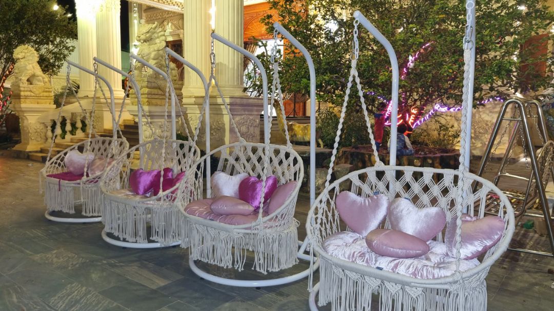 Dòng xích đu này nhìn đẹp và xích đu có 2 cần treo nên ngồi 2 người rất thoải mái !!!