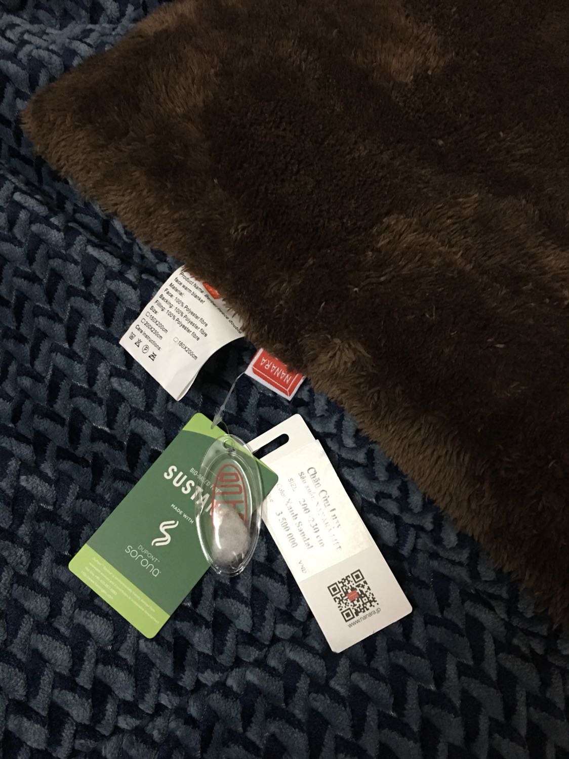 Vừa rinh về xong. Mình mua màu xanh . Túi bọc chắc chắn, đẹp mắt, chăn dày dặn, lớp nhung đan tinh xảo, lông cừu dày và mềm. Tem mác đầy đủ.  Màu sang trọng. Rất hài lòng