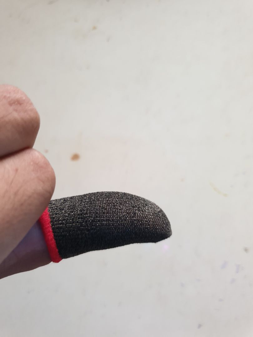 đeo không được thoải mái cho lắm, cảm ứng không nhạy hơn so với bình thường là bao nhiêu, ưu điểm là giao hàng nhanh gọn lẹ.mặt găng ko được mịn nên dễ gây xước điện thoại.