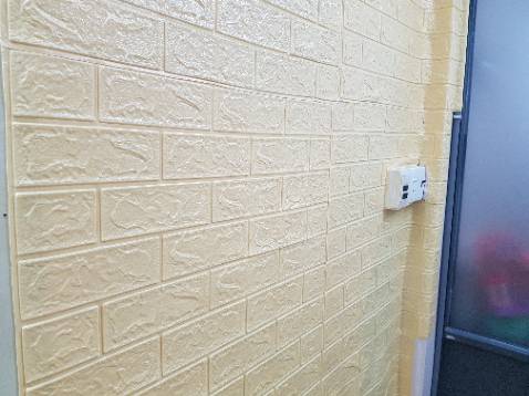 Miếng dán mới đẹp, thích hợp dán bề mặt khô ráo, chỗ tường ẩm mới không dính keo thôi, nói chung khá ổn.