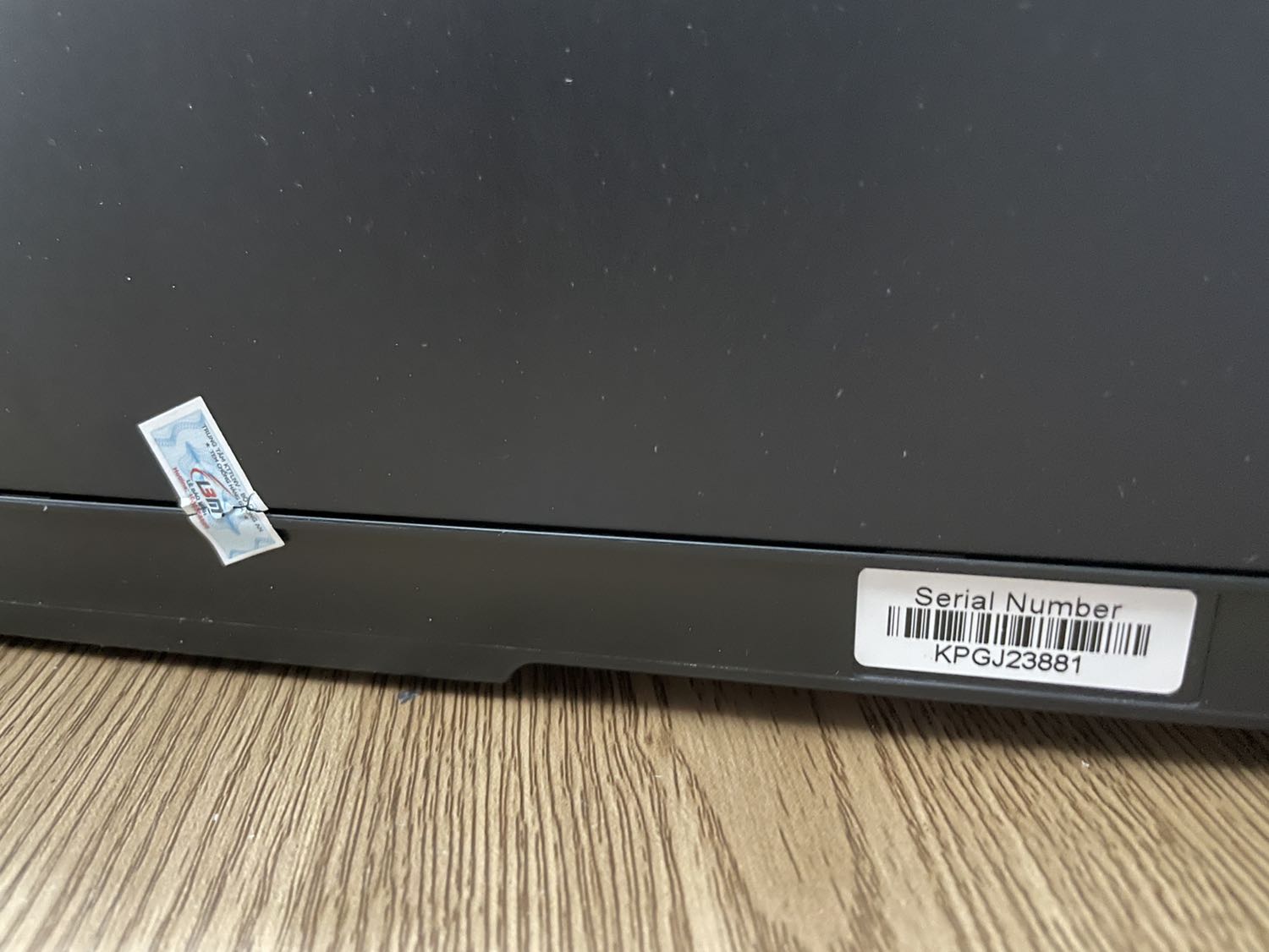 Sau 3 tháng sử dụng, nhờ thợ quen thay mực mới phát hiện mực trong thùng là mực ko chính hãng đã bị tráo. Phản hồi vậy thôi, chứ cũng ko biết xử lý sao hic. Mua bên Tiki cũng bị tráo y bên ***.