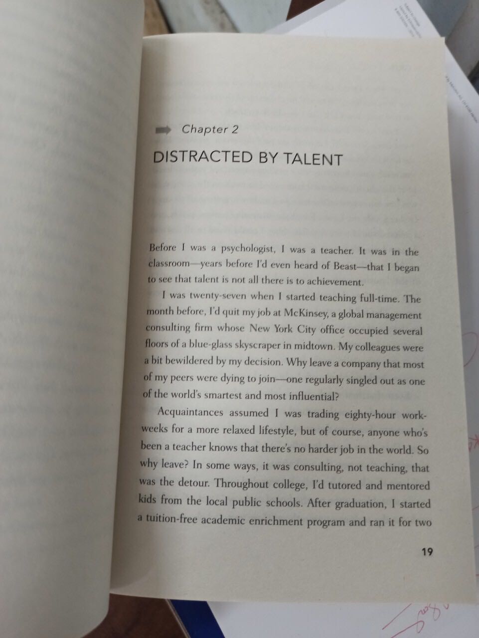 Quyển sách nói về sự kiên định là yếu tố quan trọng khi theo đuổi mục tiêu. Tác giả của quyển sách cũng có một video nói về sự kiên tâm trên TED.