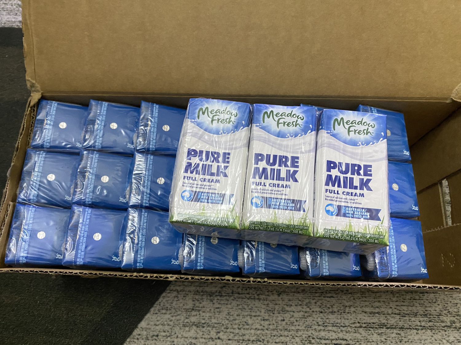 Tiki giao siêu nhanh, tối mà vẫn giao tận cửa luôn! Dùng tikinow cũng thích thật!
Sữa đảm bảo, hàng chuẩn, date vẫn còn khá xa, tiki đóng gói rất cẩn thận! Giá lại đang khá tốt! Nói chung vote 5 sao 😄