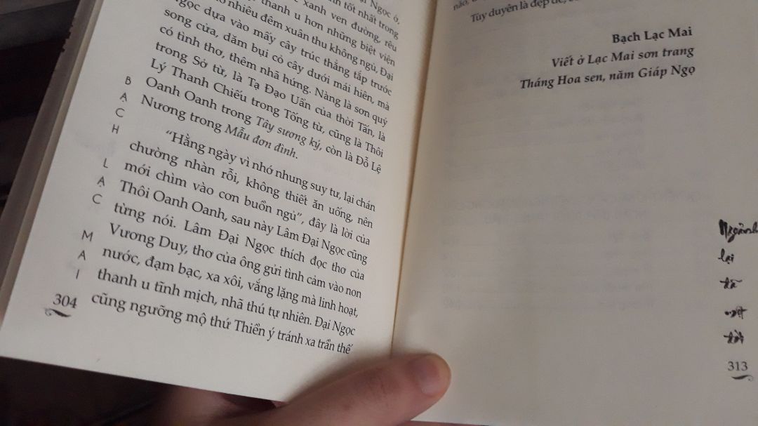 Mình mua sách từ tháng 2/2020, đến giờ mới đọc trọn vẹn cuốn sách. Nội dung bình dị, khơi gợi cho người đọc về ký ức miền sơn dã đặc trưng của Trung Quốc. Nhưng không biết do lỗi in ấn bên xuất bản như thế nào mà sách không có các trang từ 305 đến 312 (sách nguyên vẹn, không có dấu hiệu bị xé rách). Hy vọng các bản mới tái bản sẽ không bị mất trang như vậy.