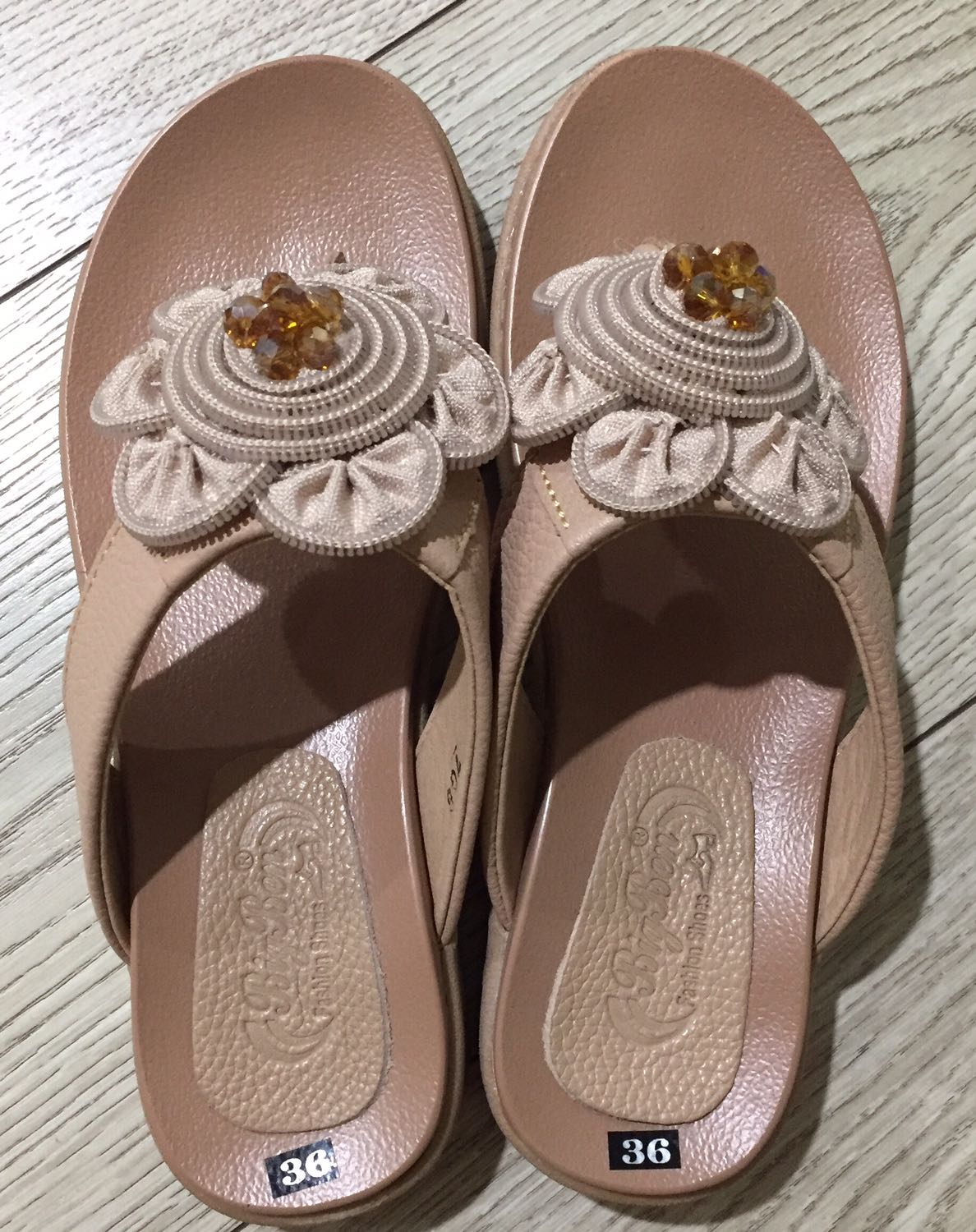 Đúng size, hơi rộng phần mu chân