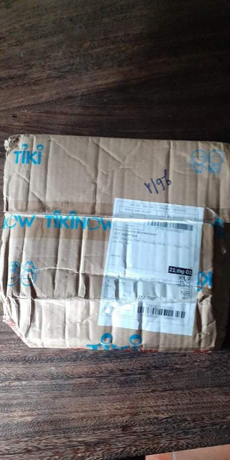 sách không có seal, sách bị xướt và móp vì cách gói hàng😖