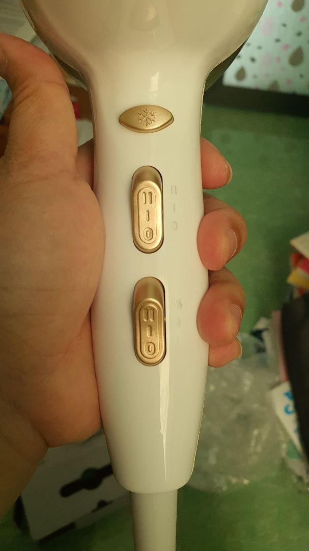 Công suất mạnh mẽ. Hơi vướng, nếu gắn thêm đầu vòi, vì tăng thêm độ dài thân máy.