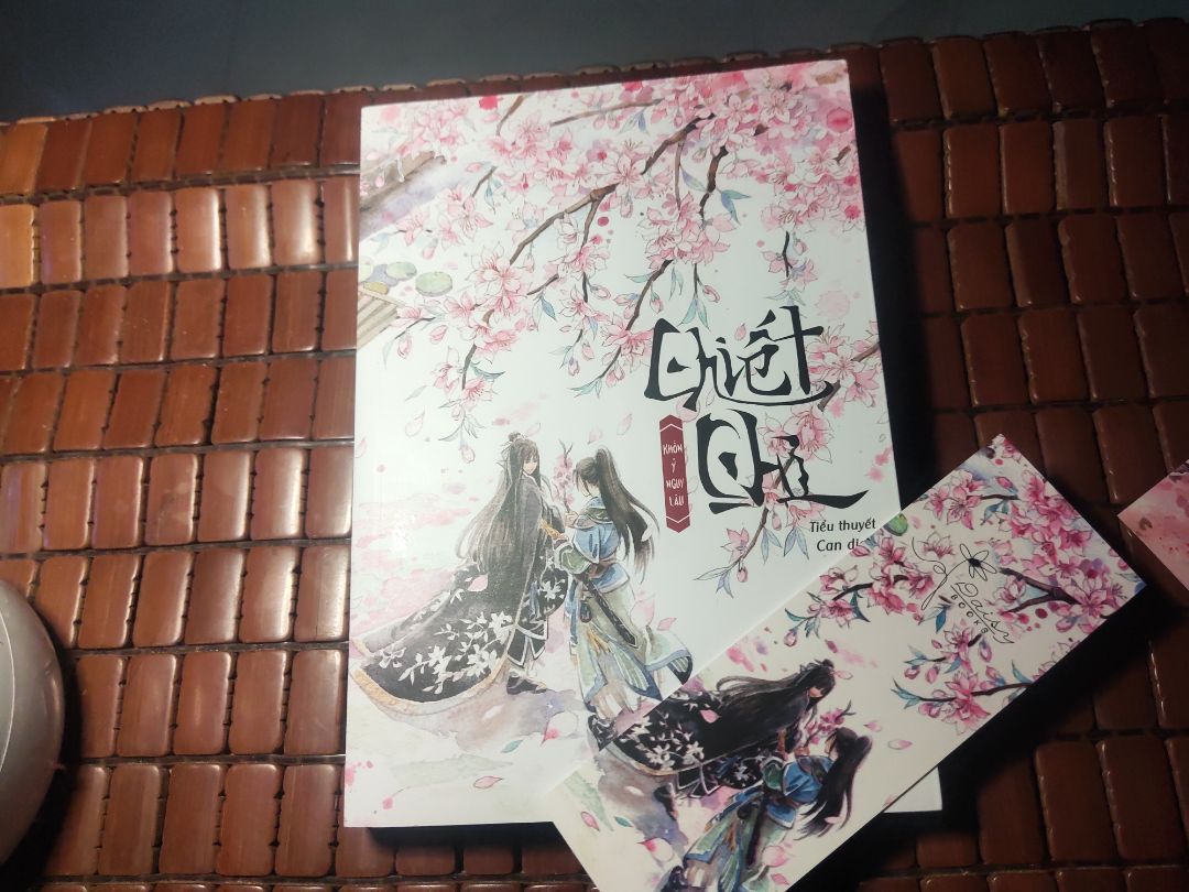 sản phẩm có bọc màng nhựa mỏng, sách mới, còn đc tặng kèm tranh bìa. có cả thẻ kẹp sách. truyện này tôi vốn dĩ chưa từng đọc nhưng có xem hoạt ảnh r. truyện khá cảm động. truyện thuộc thể loại đam mỹ, he.