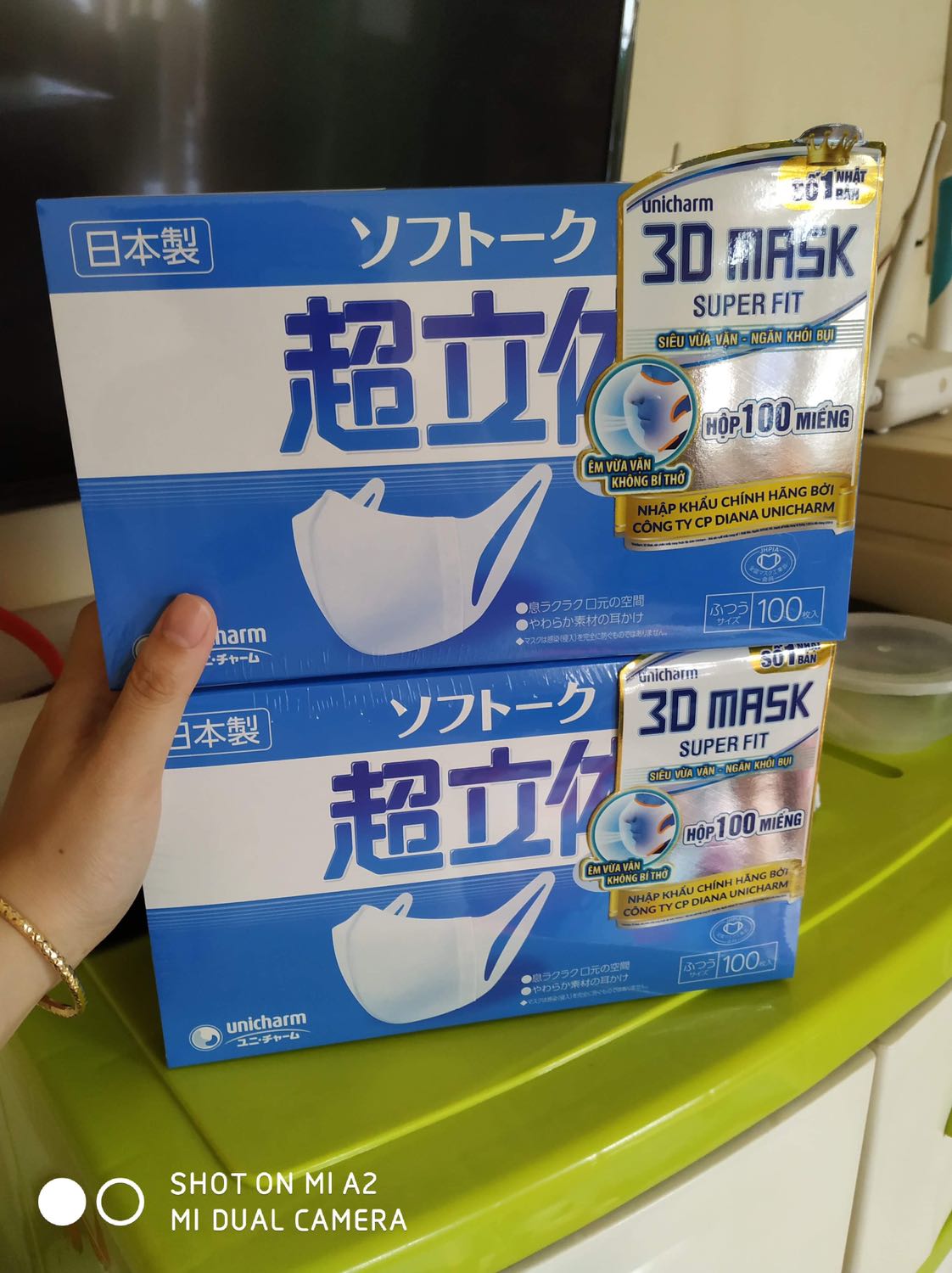 Mình thật may khi tiki vừa nhập lại hàng thì mua dc 2 hộp này, khẩu trang trong thời điểm này khan hiếm kinh khủng mà giá lại bị đội lên x2 x3 x5,. Mình mua được gía 275k/ hộp. 1 đơn mua được 2 hộp tối đa. Nên đã mua dùng cho cả nhà. Lưu ý loại này như hình, thì không chống virus dc, mình cũng chỉ có nhu cầu dùng để đi đường, nếu đến chỗ đôn người mình chồng thêm 1 khẩu trang vải bên ngoài cho tiện. Mình thật may khi tiki vừa nhập lại hàng thì mua dc 2 hộp này, khẩu trang trong thời điểm này khan hiếm kinh khủng mà giá lại bị đội lên x2 x3 x5,. Mình mua được gía 275k/ hộp. 1 đơn mua được 2 hộp tối đa. Nên đã mua dùng cho cả nhà. Lưu ý loại này như hình, thì không chống virus dc, mình cũng chỉ có nhu cầu dùng để đi đường, nếu đến chỗ đôn người mình chồng thêm 1 khẩu trang vải bên ngoài cho tiện.