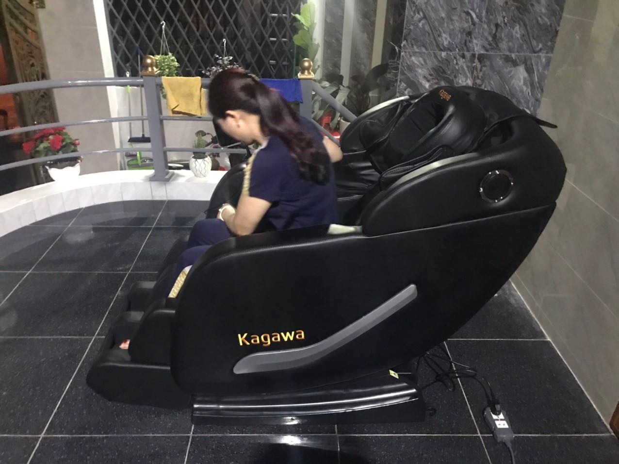 Mẹ mình bảo ghế massage khá êm, dễ chịu và cảm giác thoải mái hẳn sau mỗi lần dùng, mình làm văn phòng hay bị stress dùng cũng thấy giản căng thẳng hẳn. Ship giao hàng cũng khá nhanh, hộ trợ lắp đặt tận nhà nữa. Có cả quà xịn, chấm shop 10 điểm luôn