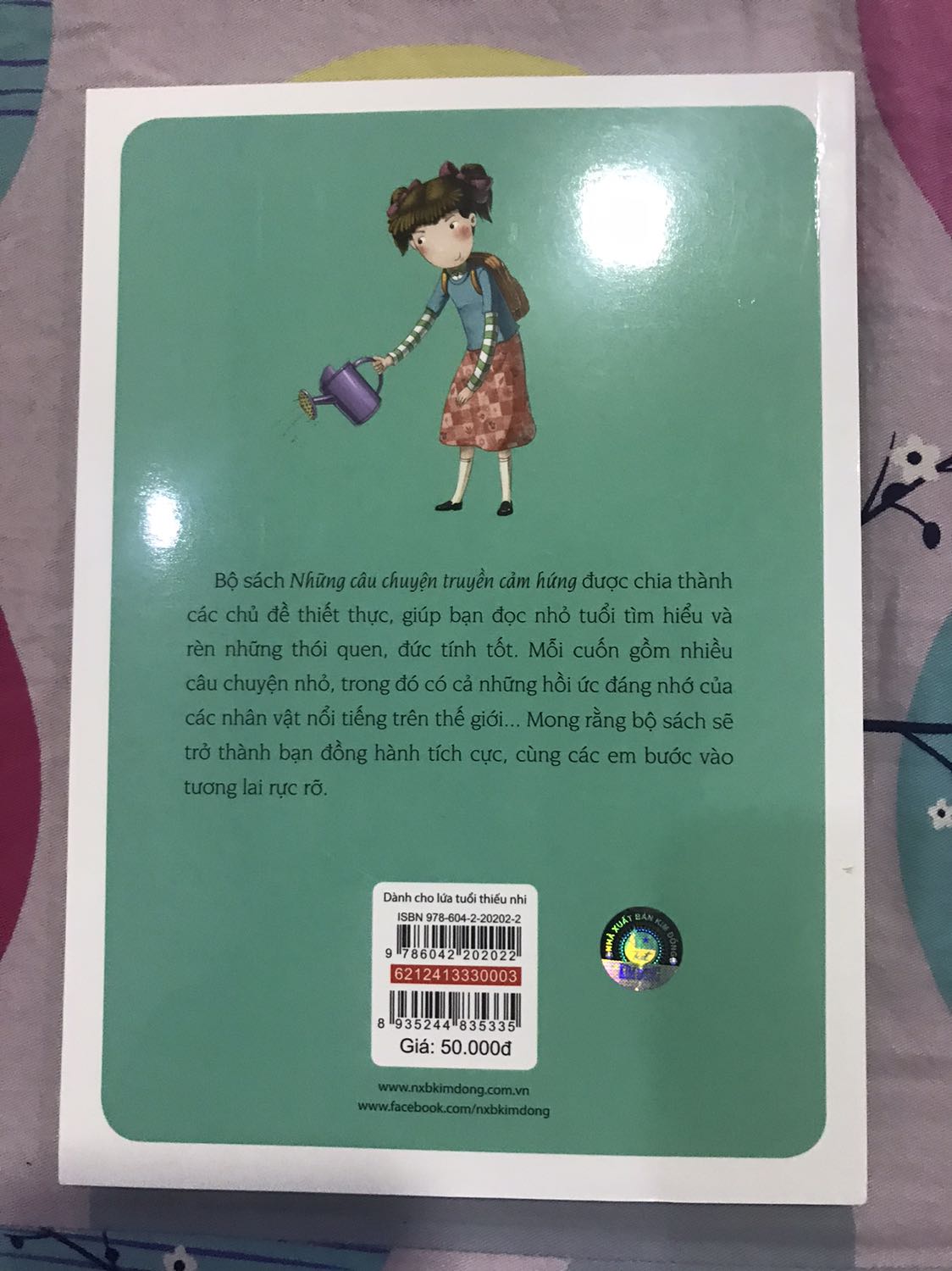 Sách này bìa dễ thưong cực kỳ. Bên trong là những mẫu chuyện cùng lời nhắn nhủ dễ thương cho thiếu nhi. Rất hay nè. Giao đủ & siêu nhanh. Mới đặt hôm nay là ngày mai giao tới liền.