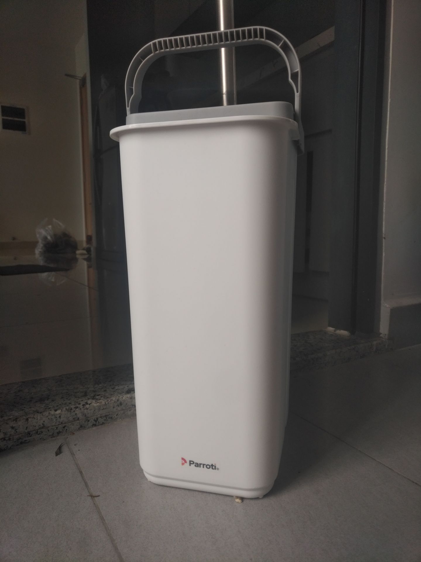 Sản phẩm rất ok, đáng tiền. Được kèm 3 miếng lau, có thể dùng lau kính cửa, sàn nhà riêng. Vắt khô lau cực sạch bụi bẩn, đi mát chân hẳn. Cán lắp dễ dàng.  Tay nắm đệm cao su mềm cho cảm giác cầm nắm em tay. Bàn lau gấp lại rất nhạy và chuẩn giúp dễ đặt vô thùng kéo lên xuống. Vắt bên ngăn khô nước chảy về ngăn chưa luôn. Thích ?