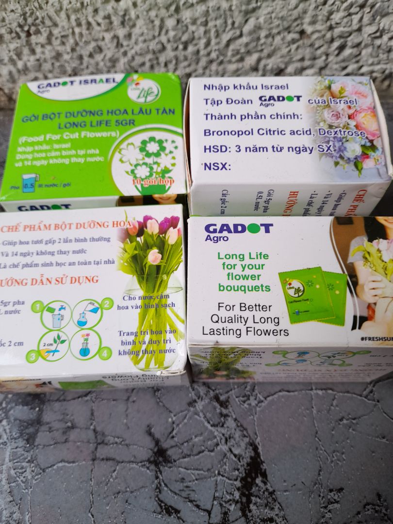 Hoa cúc thì hiệu quả, 1 ngày nuốt cả gói, 20 ngày chưa tàn. Hoa ly chỉ tác dụng với lá, 1 tuần lá vẫn xanh nhưng cánh hoa rơi rụng cả trên bàn.