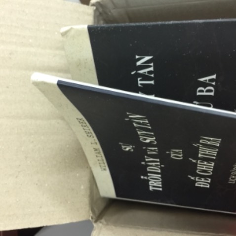 Sách hay không! Nội dung ra sao thì cũng chưa biết!
Nhưng cách đóng gói và giao hàng thì góp ý mãi vẫn thế. Không bọc chèn lót trong hộp làm sách móp méo hư hỏng bìa, nhất là những cuốn bìa cứng! Rất tệ!