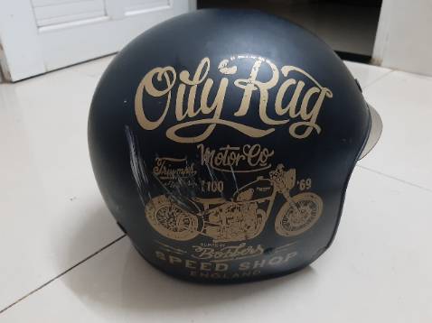 Mua nón từ 2020 nhưng giờ mới viết nhận xét. Mình bị tai nạn cách đây vài tháng, đầu và vai đập xuống mặt đường và bị nứt xương đòn. Còn đầu thì hơi đau, chụp CT thấy không vấn đề gì, cũng nhờ nón này. Nên mình thấy chất lượng nón khá tốt. Bình thường đi đường cũng chắn gió, bụi và tiếng ồn khá tốt.