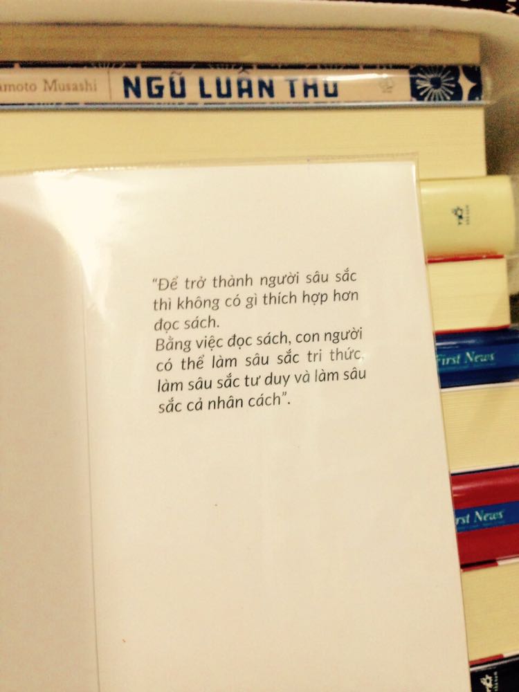 Không ở đâu mà tư duy phản kháng được truyền bá dữ dội như trong sách về chứng khoán. Các bạn sẽ thường xuyên đọc được rằng đừng mua, đừng tin những gì nhà môi giới khuyên, cũng đừng nghe những gì người quen, người thân nói. Nói chung bước vào thế giới chứng khoán chỉ nên tin vào bản thân mình! Còn đây là một quyển sách khuyên bạn nên đọc sách, được viết bởi một nhà văn - người viết sách - haha! Mình đọc quyển sách này với tâm lý phòng thủ, kiểu như "để xem cái ông này viết gì nào".

Mình tìm đến sách với mục tiêu ban đầu nhằm để rời xa thời đại số hóa. Mình muốn thay đổi từ "điện thoại lúc nào cũng trên tay" trở thành "đi đâu cũng cầm quyển sách", nên mình rất sợ tác giả sẽ nâng tầm việc đọc sách bằng cách hạ thấp những thiết bị công nghệ, hoặc chống lại cả thế giới bằng cách phê phán chuyện sử dụng những thiết bị đó, như thế thì sẽ rất thiếu thuyết phục.

Quyển sách này không như vậy, mà tác giả cũng không công kích cả thế giới như mình lo sợ. Ông nhẹ nhàng chăm lo cộng đồng đọc sách bằng cách chứng minh những hiệu quả, những thay đổi sẽ tác động đến con người như thế nào nếu chúng ta đọc sách. Ông cũng không bài bác thế giới số, ngược lại ông thừa nhận sự rộng lớn của Internet như biển cả, thậm chí còn hướng dẫn cách ngụp lặn trong đó để thu lại những lợi ích mà không bị sa đà.

Trong quyển sách này chúng ta được giới thiệu nhiều sách hay, với rất nhiều thể loại mà theo lời tác giả là nhằm mở rộng tri thức. Chúng ta chỉ thường đọc trong phạm vi hiểu biết và tự khoanh vùng thế giới quan của mình lại. Tìm hiểu và đọc những điều mình không biết thực sự rất khó, vì vậy tác giả đã có những hướng dẫn rõ ràng để chúng ta từng bước chinh phục bản thân, nâng cao khả năng đọc hiểu, để có thể cảm nhận sâu sắc hơn, trở thành con người có tư duy tốt hơn và đến được “Nơi Chỉ Người Đọc Sách Mới Có Thể Chạm Tới”.

Những quyển sách tác giả nhắc tới mà mình thấy có bản tiếng Việt:

•	Luận Ngữ (có thể tìm đọc Luận Ngữ Chú Giải của NXB Văn Học)
•	Luận Ngữ và Bàn Tính (NXB Nhã Nam)
•	Anh em nhà Karamazov (NXB Nhã Nam và Đông A)
•	Đồ Nhiên Thảo (nhà xuất bản IPM)
•	Hoàng Tử Bé (NXB Nhã Nam, Kim Đồng, Đông A)
•	Tư Duy Nhanh và Chậm (NXB Alphabooks)
•	Phúc Ông Tự Truyện (NXB Omega Plus)
•	Ngũ Luân Thư (NXB Omega Plus)
•	Tư Bản Thế Kỷ 21 (NXB Trẻ)