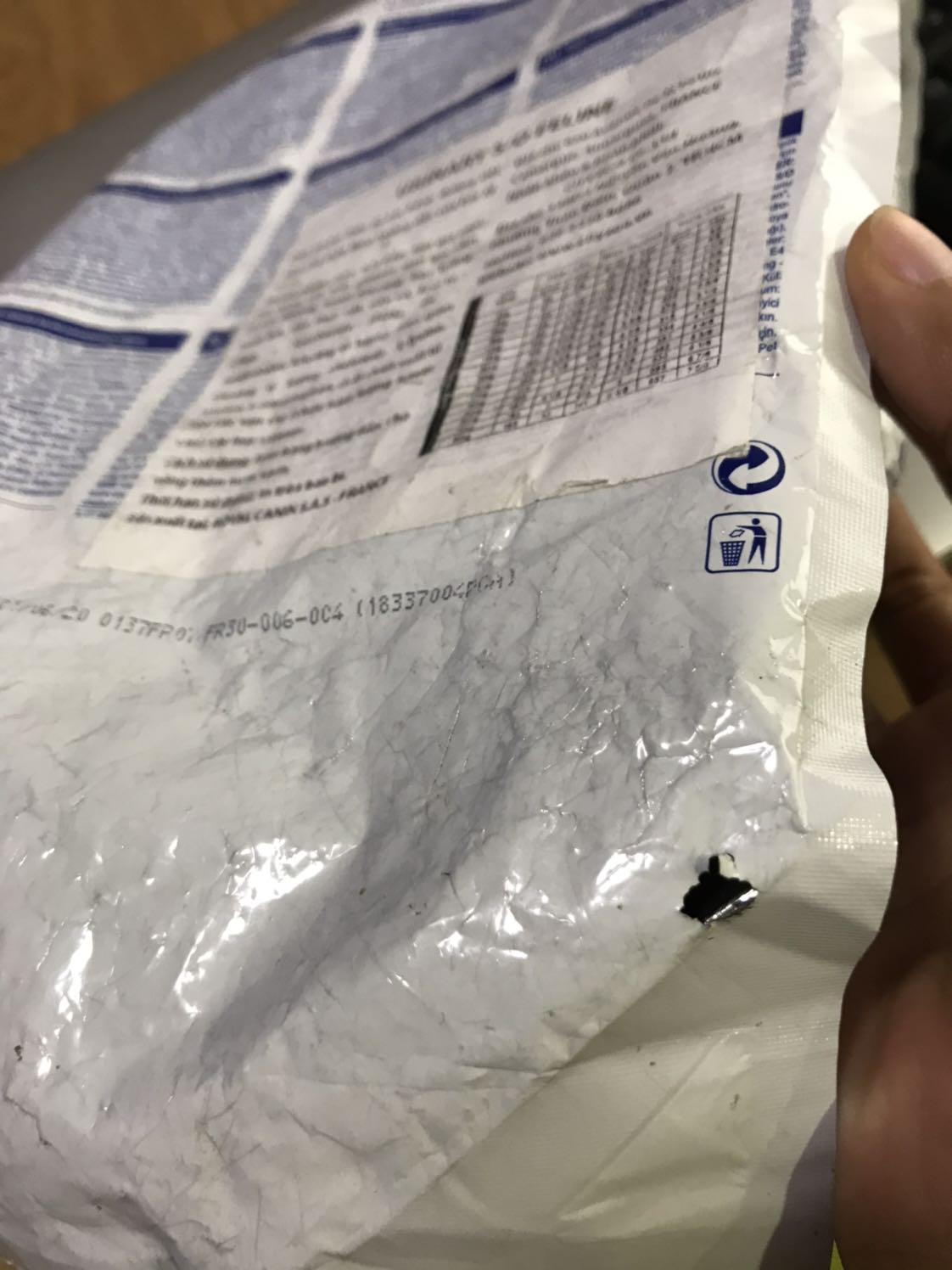 Lần đầu tiên mua đồ cho mèo ở Tiki.  Mình cũng rất tin tưởng vì thấy làvTiki Trading nhưng khi nhận hàng thì rất không hài lòng. Chủ quan như bao lần mua hàng trước không kiếm tra hộp khi nhận hàng nên bây giờ rất hối tiếc. hic
Tui thức ăn này rất nhàu nát, bị rách 1 lỗ ở phần đáy. 
Có lẽ sẽ không mua thức ăn cho mèo ở Tiki nữa.
Mong sớm nhâ Lần đầu tiên mua đồ cho mèo ở Tiki.  Mình cũng rất tin tưởng vì thấy làvTiki Trading nhưng khi nhận hàng thì rất không hài lòng. Chủ quan như bao lần mua hàng trước không kiếm tra hộp khi nhận hàng nên bây giờ rất hối tiếc. hic
Tui thức ăn này rất nhàu nát, bị rách 1 lỗ ở phần đáy. 
Có lẽ sẽ không mua thức ăn cho mèo ở Tiki nữa.
Mong sớm nhâ